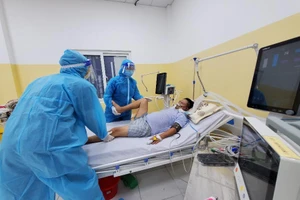 Bệnh nhân COVID-19 được tập phục hồi chức năng ngay khi đang thở máy 