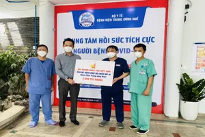 Trao tặng 3.000 túi thuốc hỗ trợ điều trị F0 ở TP.HCM
