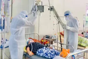 Y bác sĩ tự tay lo tươm tất cho bệnh nhân ung thư mắc COVID-19 qua đời