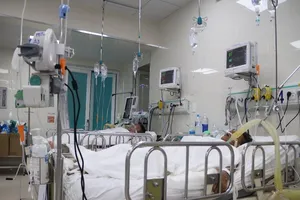 TP.HCM: Nhiều người ngộ độc hôn mê sau khi mua rượu ở tiệm tạp hoá về uống 