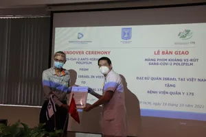 Bệnh viện Quân Y 175 tiếp nhận màng phim chống virus do Isarel sản xuất