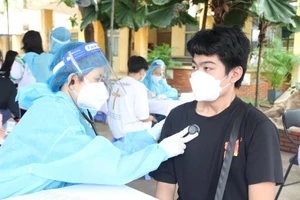 4 học sinh phải hoãn tiêm vaccine COVID-19 vì những lý do này