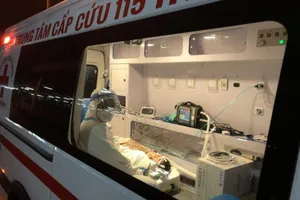 Y bác sĩ Việt Nam trắng đêm đưa bệnh nhân Hàn Quốc mắc COVID-19 về nước an toàn
