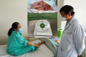 Xót xa người phụ nữ mang khối u nặng 5 kg ở ngực 