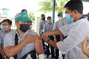 Nhiều công nhân ở TP.HCM tiêm chủng mũi 4 vaccine COVID-19