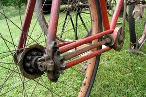 Chạy xe đạp người lớn, bé trai bị chấn thương, phải làm hậu môn tạm