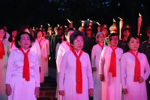 Xúc động lễ thắp nến tri ân anh hùng liệt sĩ ở Nghĩa trang Hàng Dương