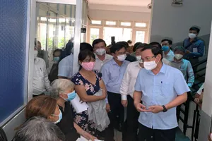 Bí thư Thành ủy TP.HCM trực tiếp kiểm tra tình hình phòng chống dịch sốt xuất huyết