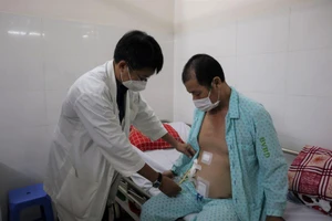 Bụng người đàn ông tích tụ 15 lít dịch mật sau khi bị tai nạn 17 ngày