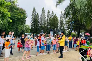 Không đi chơi lễ 2-9 xa, người dân dồn về Đầm Sen, Thảo cầm viên Sài Gòn 