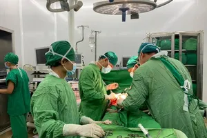 Thanh niên chỉ đau tức bụng, đi khám ra u lớn ở tụy 