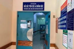 Bé gái nguy kịch vì uống nhầm xăng tưởng là nước ngọt trong tủ lạnh