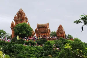 Những hình ảnh đặc sắc lễ rước y trang lên tháp Chăm 