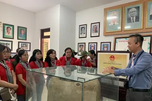 Đoàn hành trình Đất phương Nam tặng quà cho học sinh và gia đình khó khăn ở Bến Tre