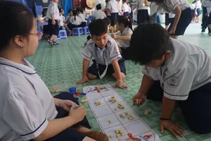 Học sinh TP.HCM háo hức giải lao để chơi trò dân gian