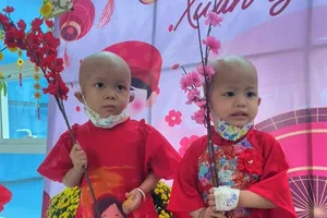 Bệnh nhi ung thư háo hức lựa áo dài diện Tết 