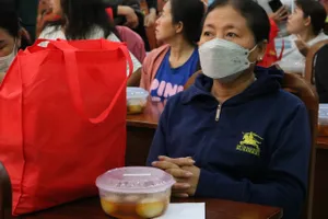 CNLĐ quận Bình Tân trên tay món quà tết và phần thịt kho hột vịt