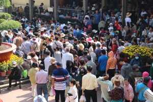 Người dân tấp nập đến viếng tại miếu Bà Chúa Xứ 