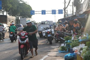 Chạy xe ngược chiều, xuống xe dắt bộ khi CSGT kiểm tra