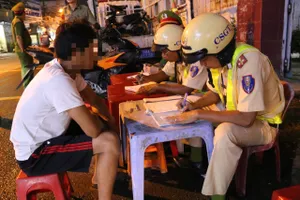 Phát hiện dao trong cốp xe, bằng lái không có trên hệ thống khi kiểm tra nồng độ cồn