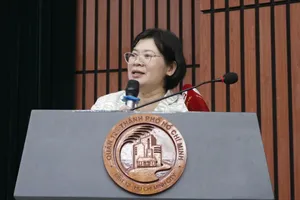 Bà Văn Thị Bạch Tuyết trả lời cử tri về việc xây dựng bảng giá đất mới của TP.HCM