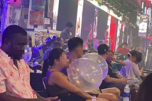 Giới trẻ thản nhiên sử dụng 'bóng cười' ở phố đêm Bùi Viện