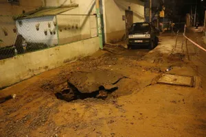 TP Thủ Đức xuất hiện hố sâu 'khổng lồ' trên đường sau cơn mưa