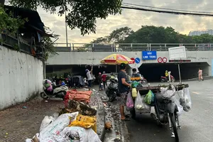 Đau đầu xử lý chợ tự phát: Tiểu thương trốn vào hẻm, quay lại khi lực lượng rút đi