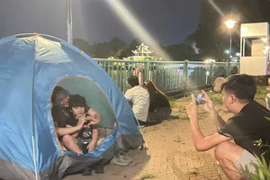 Người dân dựng lều, trải bạt nằm chờ đón năm mới 2025 ở Đầm Sen