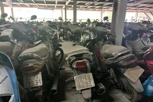 Báo động nguy cơ cháy nổ từ những xe cũ nát ở Bến xe miền Tây