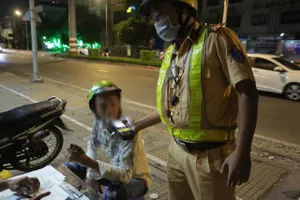 Uống bia giải buồn, bị phạt 12 triệu đồng