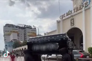 Xác minh nhóm người khiêng quan tài quảng cáo trước chợ Bến Thành