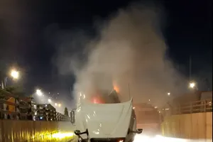 Cháy xe container tại hầm chui Mỹ Thủy, giao thông bị ảnh hưởng