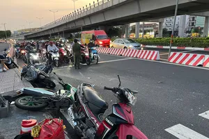 Nữ tài xế lái Mercedes tông hàng loạt xe máy đang chờ đèn đỏ ở ngã tư Thủ Đức