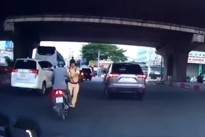  Người say tông vào chân CSGT khi bị dừng xe kiểm tra