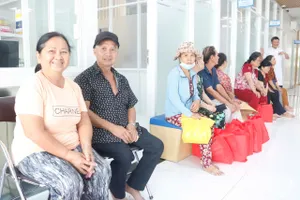 Khám miễn phí, tặng quà 50 gia đình chính sách, khó khăn ở quận 12