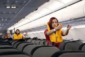 Hành khách tự ý tháo áo phao trên máy bay bị phạt 2 triệu đồng 