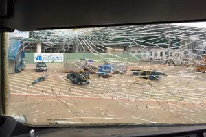 Máy bay VNA đi Cần Thơ hạ cánh tại TP.HCM vì nứt kính buồng lái