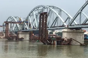 Chuẩn bị thử tải cho tàu lưu thông qua cầu Ghềnh