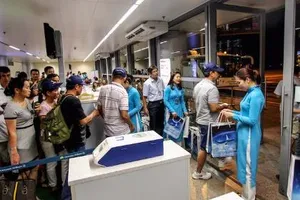 Hành khách đi máy bay sẽ làm thủ tục đơn giản hơn