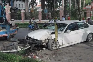 Xế hộp nát đầu vì tông vào cây xanh ven đường