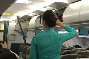 Bị khách thương gia tát, nữ tiếp viên được nghỉ thêm 6 ngày