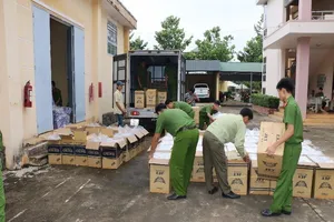 Phát hiện xe tải vận chuyển 60.000 bao thuốc lá lậu