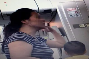 Vụ mẹ tranh chỗ thoát hiểm cho con chơi, VNA nói gì?