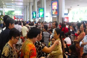 Sân bay Tân Sơn Nhất chiều cuối năm đông nghẹt