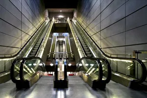 Bé 17 tháng bị thang cuốn Tân Sơn Nhất kéo đứt cổ tay