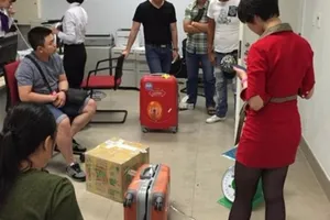 Phạt 7,5 triệu đồng khách đi máy bay "chôm" điện thoại