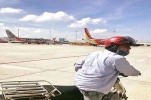 Lý giải lý do người đi xe máy vào được sân đậu máy bay
