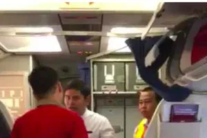 Khách tố nhân viên một hãng hàng không cư xử kém