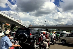 Giao thông hỗn loạn khu vực xây cầu vượt Tân Sơn Nhất